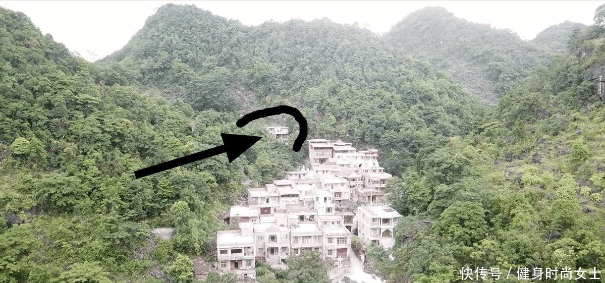 航拍 广西这个小山村房子建在半山腰上, 有一家不合群, 建得最高