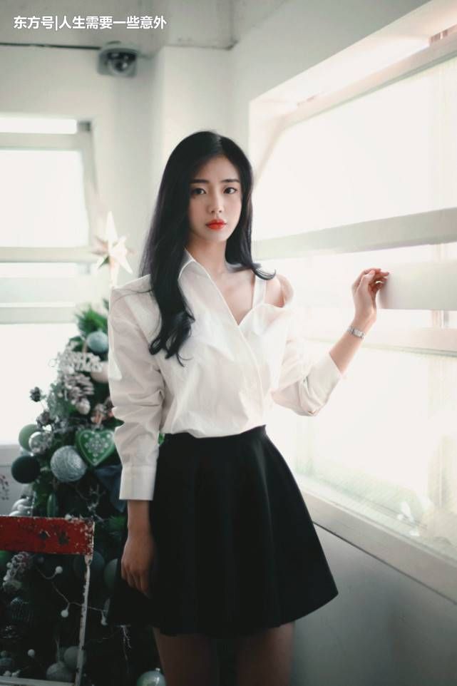 清秀俏丽的气质美女，精致短裙纯美又大气，冷艳文艺风气场很足!