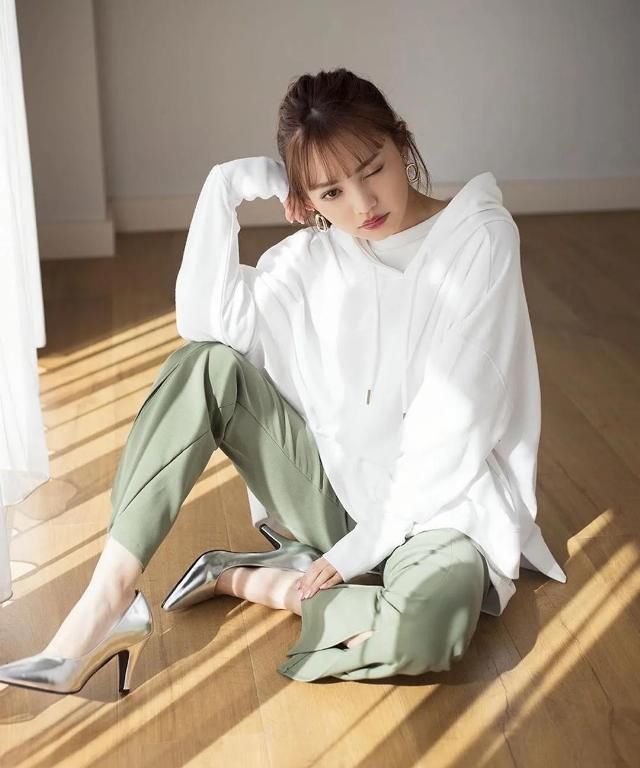  #一大#穿阔腿裤怎么上厕所？这一大难题终于得到了解决！