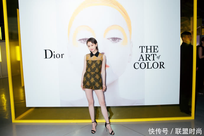 王子文穿迪奥抹胸裙勒出“副乳”反而显高10cm，网友：这叫时尚！