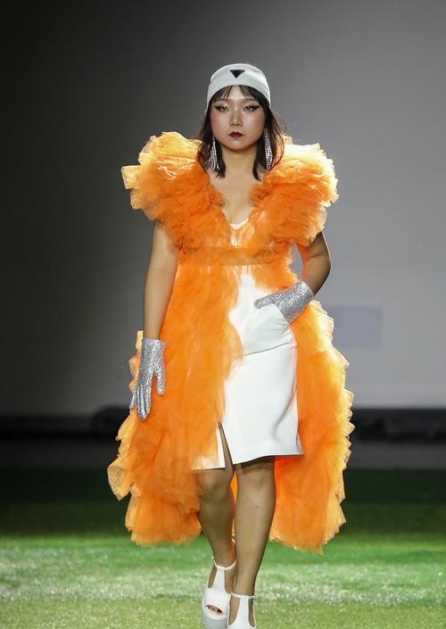  「洋子」辣目洋子没颜值没身材，却靠气质涨人气，紫色裙穿出少女魅力