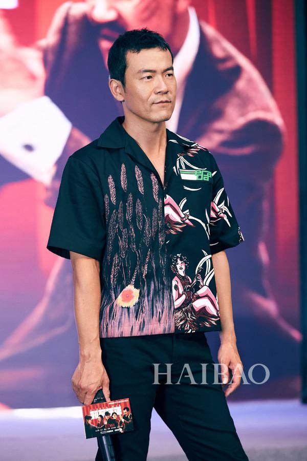 男生夏日扮酷指南！男装周型人秀场外街拍来示范：爱美不分性别，