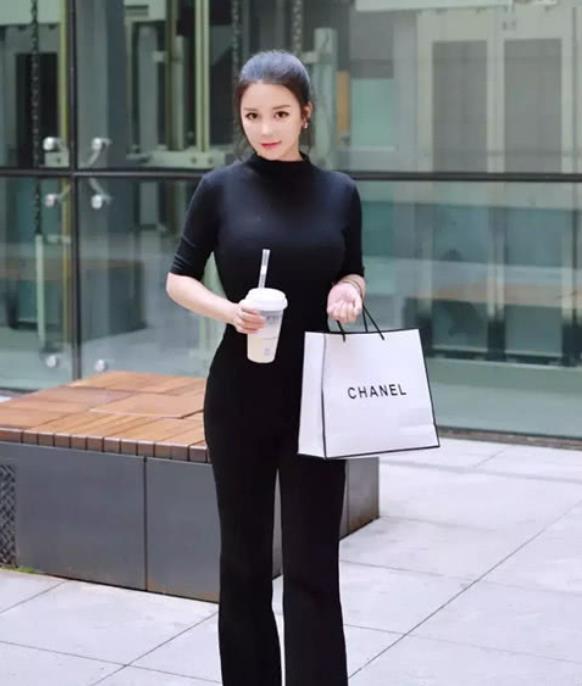「蓝色」街拍:气质高雅的美女,一条蓝色连衣裙,尽显曼妙好身姿
