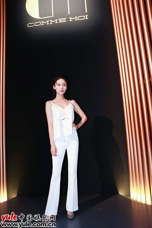 王子璇亮相时尚秀场 吊带装清凉上阵清新典雅