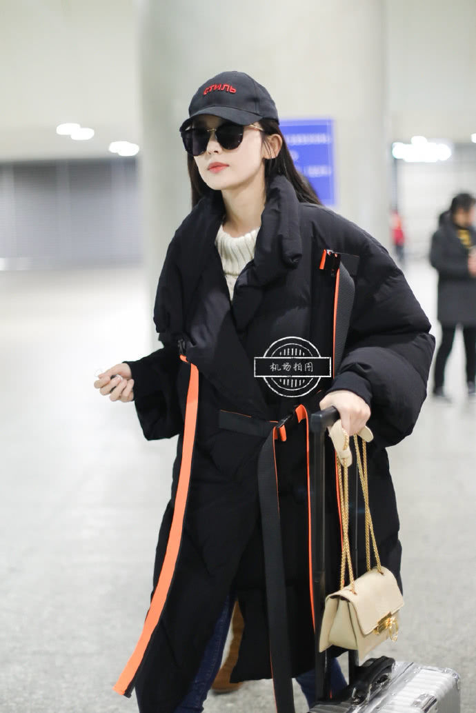 古力娜扎胆真大，粉色红裙穿到腰就没了，身材比例真好