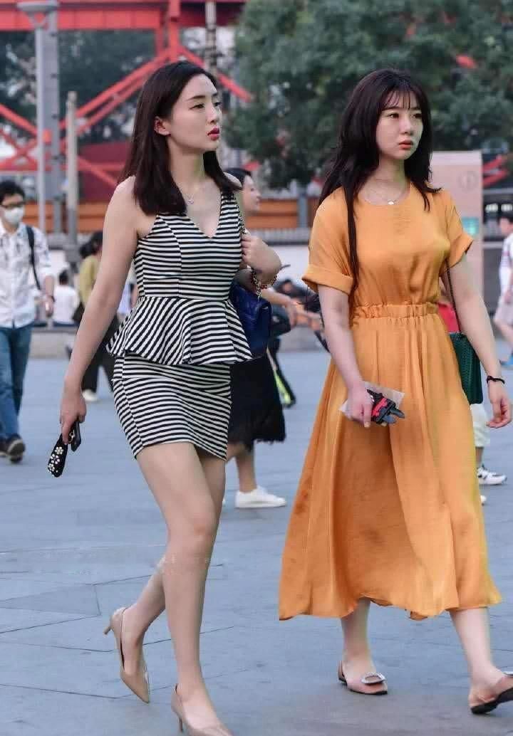  『字领』时尚美女街拍：：V字领对比圆领，其优点在哪里，看见美女我心里有数了