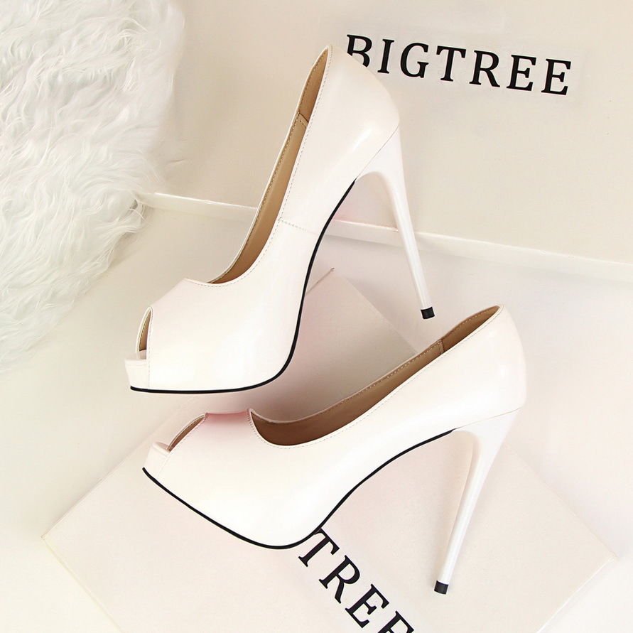 矮个女人，一旦条件允许，三伏天试试这些高跟鞋，显高显嫩