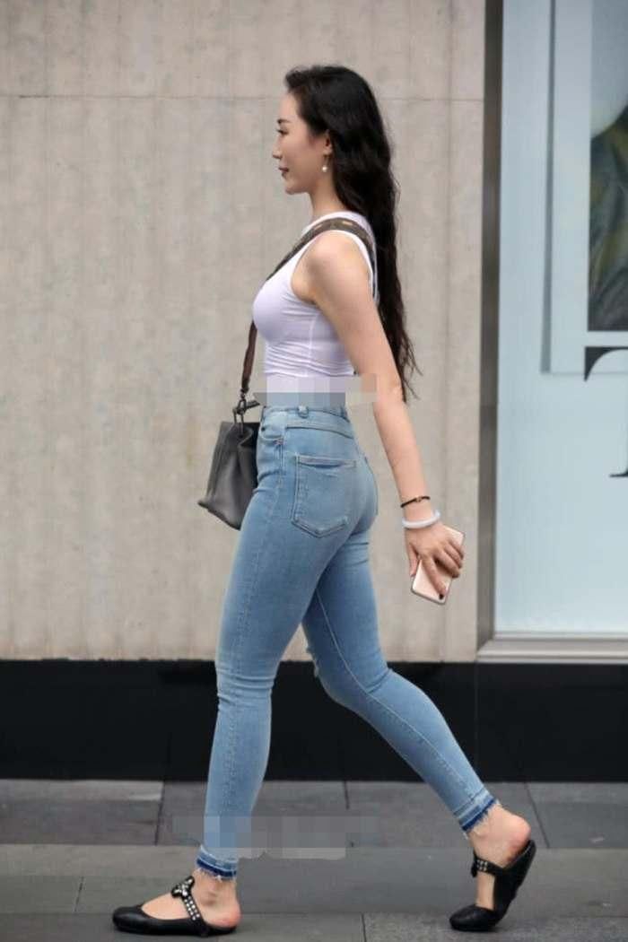 珠珠街拍: 丰满修身牛仔裤靓女 上身背心藏不住, 凉快得好羡慕啊!