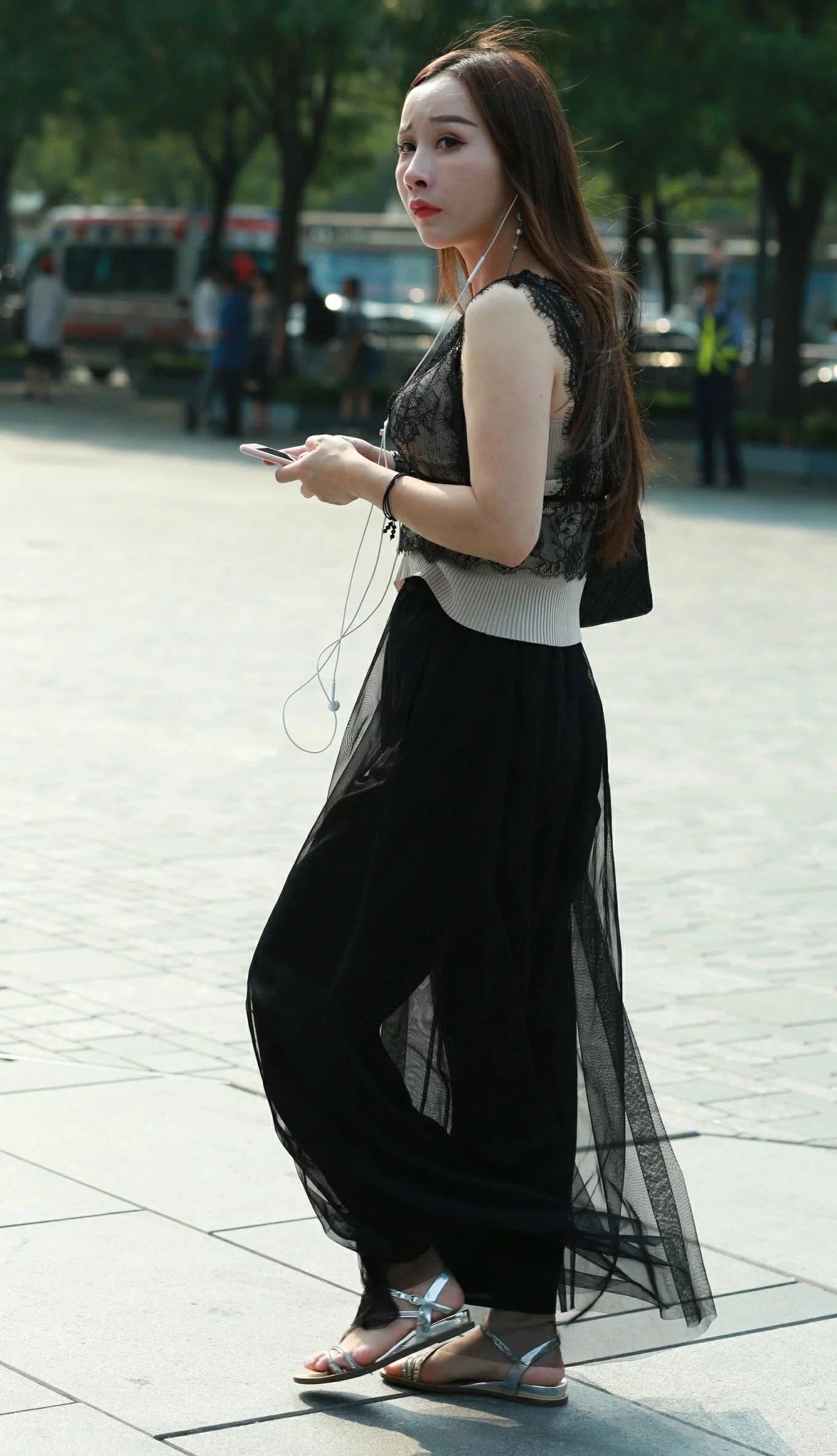 气质小姐姐薄纱连衣裙女人味儿十足，体态丰韵，婴儿肥的感觉刚刚