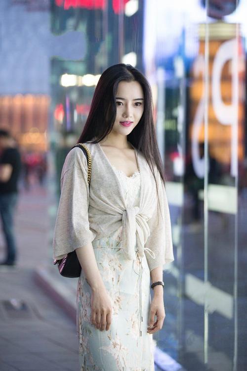 街拍:可爱的小姐姐,颜值高,身材好,气质佳