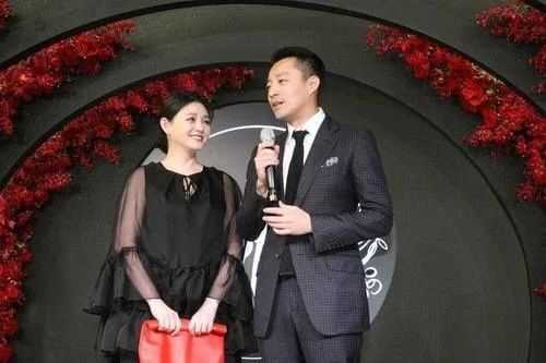 戚薇夫妇太潮了，能跟他们媲美的，估计只有冉莹颖了吧?