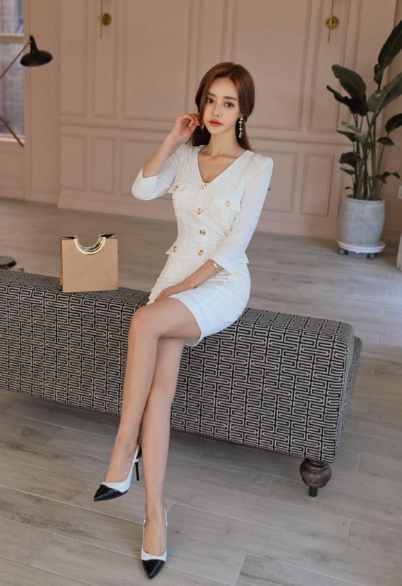 女神孙允珠,彼得堡鎏金刺花乳白西装套裙