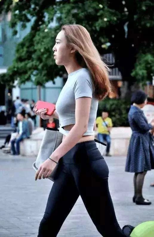 街拍：闰臀紧身裤美女，傲人身姿百态，贵妇感十足