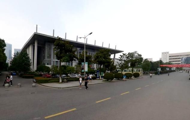  『学生通过』武汉城市最特别的地下通道:只对学生开放，里面建有商店，其背后的原因非常周到