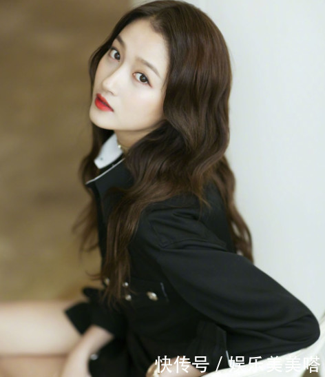 关晓彤真不一般，光素颜照就能美艳众人，难怪鹿晗会败在她裙下