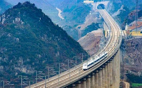  「途经」我国西南首条高铁即将问世，途经之地不可限量，这个省份获益最大