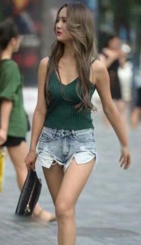 街拍小姐姐超短裤巴掌大，为了露出大长腿也是拼了！