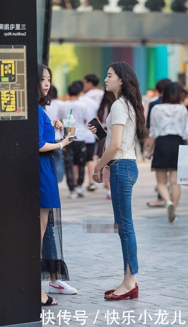 『尽显』街拍:美女牛仔外衣内搭白色高腰T恤,尽显好身材