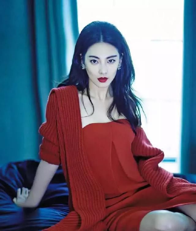 有一种的坐姿叫做张雨绮的坐姿，双腿的间距压的严严实实，很吸晴