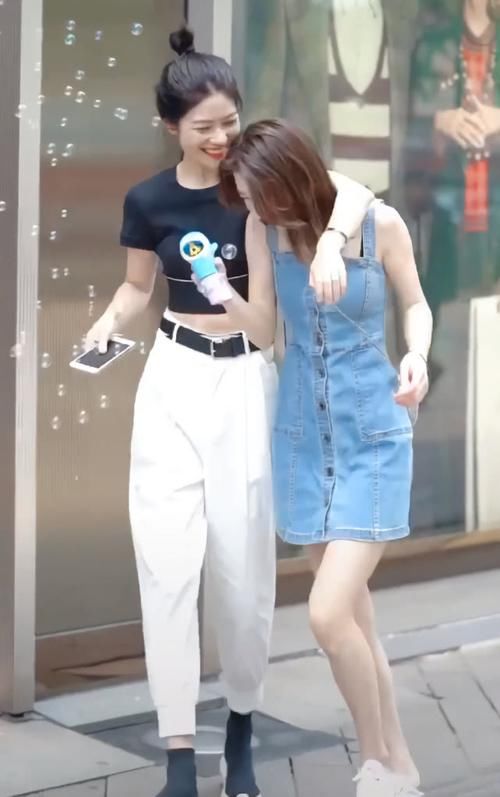  『闺蜜』美女穿搭很霸气，保护可爱闺蜜不被渣男搭讪，但她哪能护一辈子！