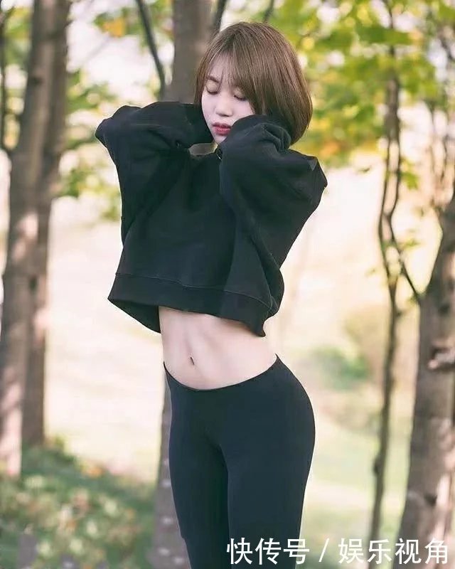 山涧游玩的小姐姐清新甜美，前凸后翘的好身材惹人喜爱