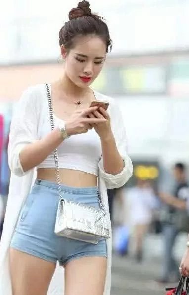 气质小姐姐丸子头呆萌可爱，紧身牛仔短裤绷出完美臀线