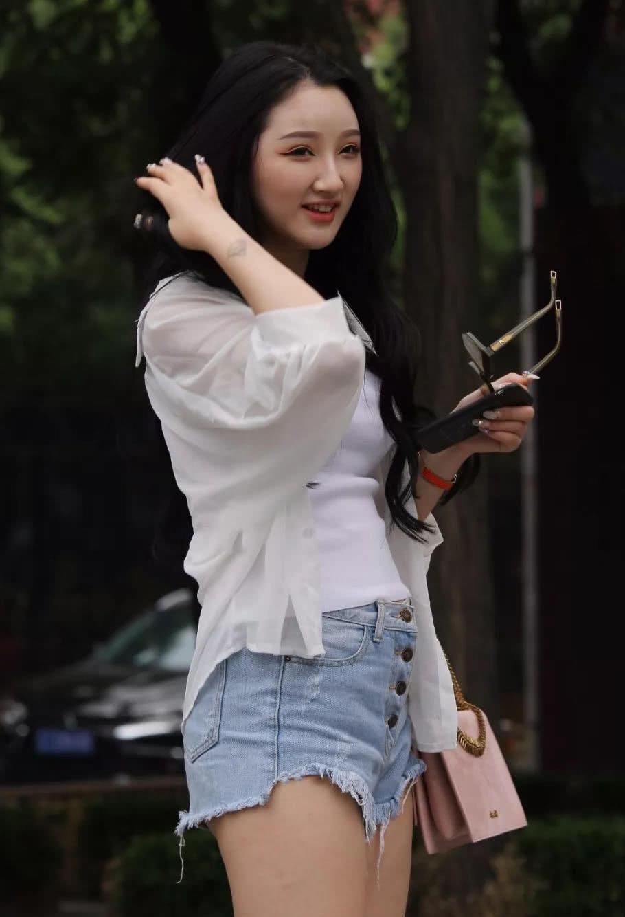 清新俏丽容颜的小美眉,吊带背心裹出傲人丰满上围