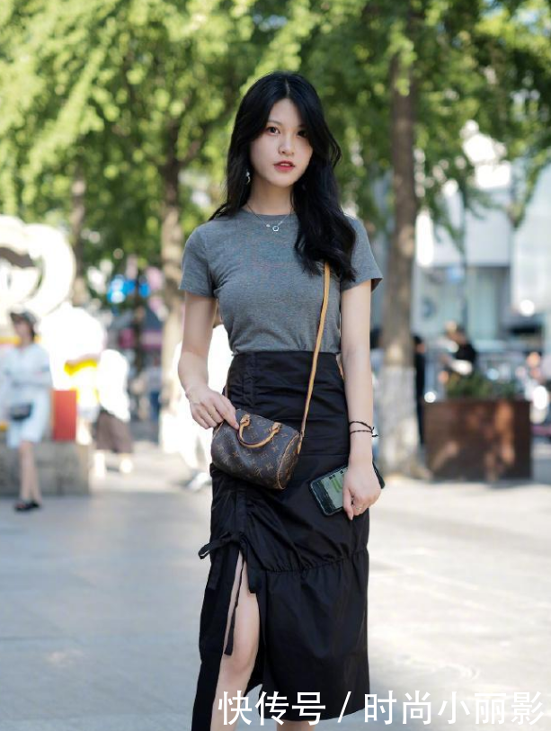 美女身材高挑,轻松驾驭包臀裙,展露女性妩媚迷人的韵味！