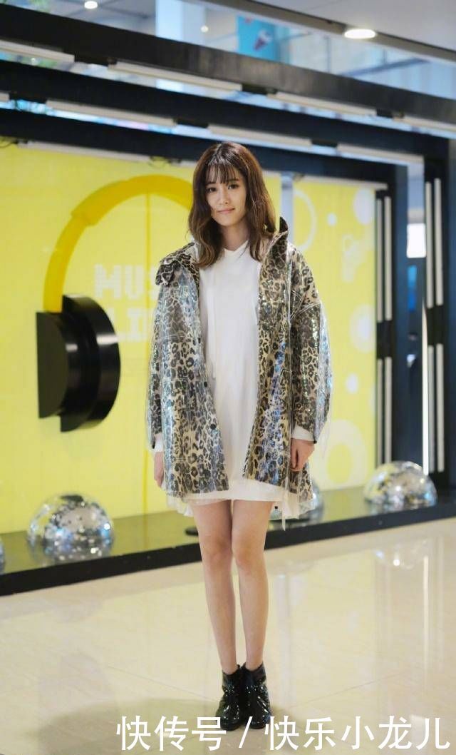  『美女』街拍：笑容甜美的气质型美女，不仅气质出众，颜值也很高