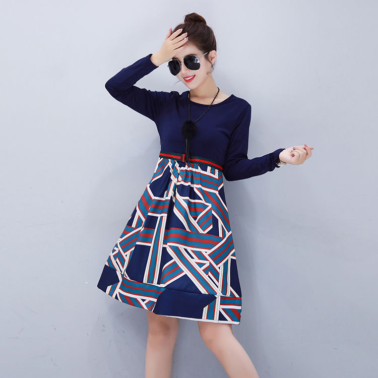 你才30多而已，别穿着像50岁!赫本裙+高跟鞋，美嫩10岁