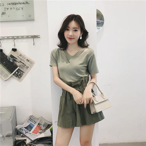 简约耐看的淑女范上衣,穿上它轻松变身温柔小姐姐哦!