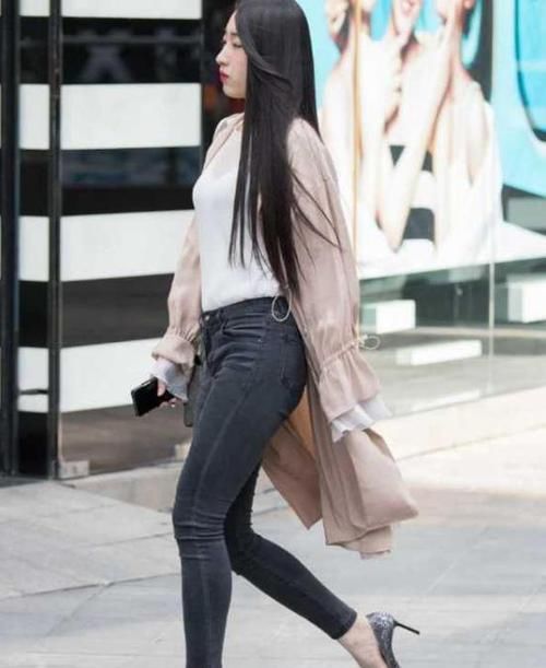  【妩媚】美女时尚街拍：芳菲妩媚的美女，一件卡其色连衣裙外搭浅色外套，时尚大气