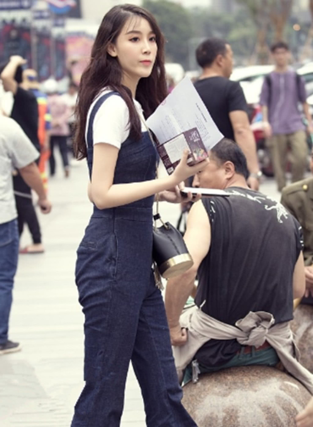 街拍：穿得好看青春活泼的小姐姐，装扮充满了时尚的味道！