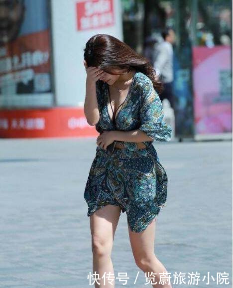 路人街拍拥有魔鬼身材的长腿妹子，一颦一笑都让人心动