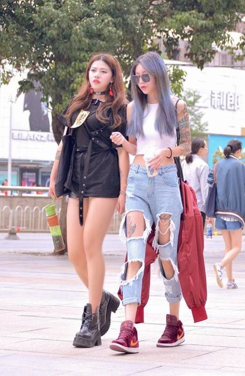 路人街拍，上围丰满的小姐姐穿着简单又百搭，侧颜令人心动！