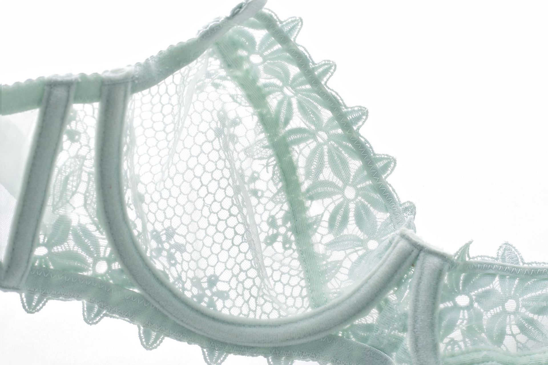 现在女人真会穿，洗完澡穿上超薄蕾丝透明文胸，清凉忒显嫩