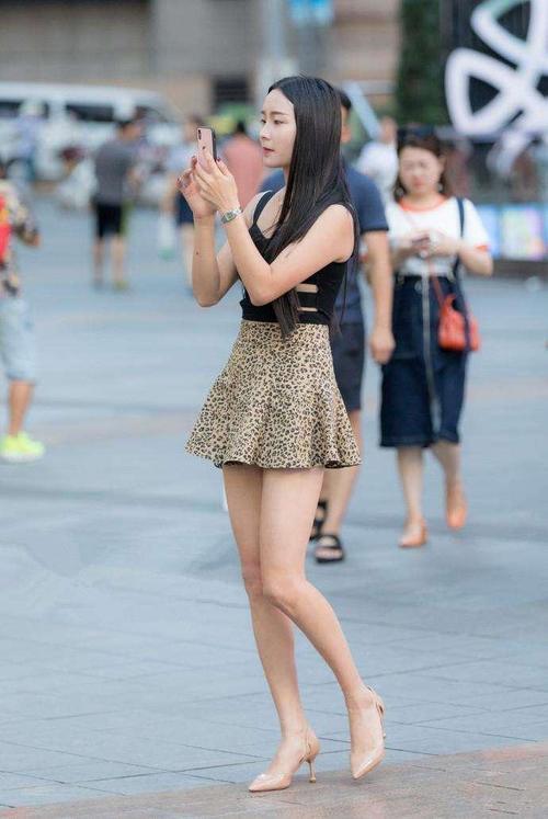 路人街拍,小姐姐的表情好可爱,紧身的无袖背心很是性感