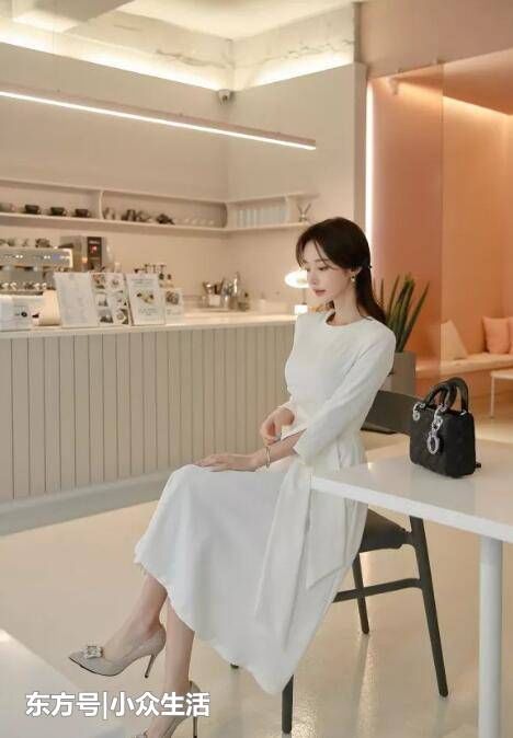  气质|街拍：妹子穿搭“真省事”，这气质是多少女孩的理想