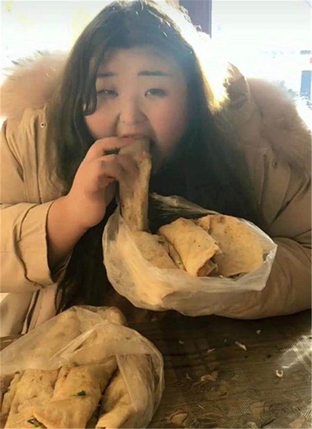 19岁女孩三百多斤，每天直播吃肉，从不为自己的胖感到内心自卑