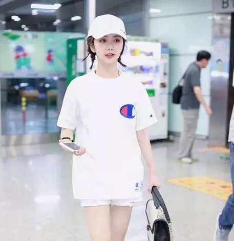 谭松韵穿超短裤秀美腿，短到裤兜都露出来了，网友:真豁得出去