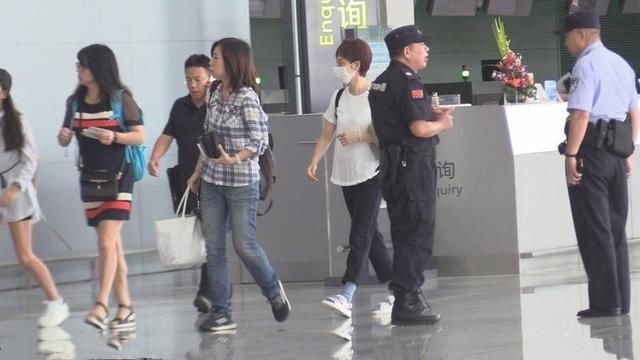 36岁孙俪白t配黑裤居然这么潮，网友:袜子搭配的好，我穿变大妈