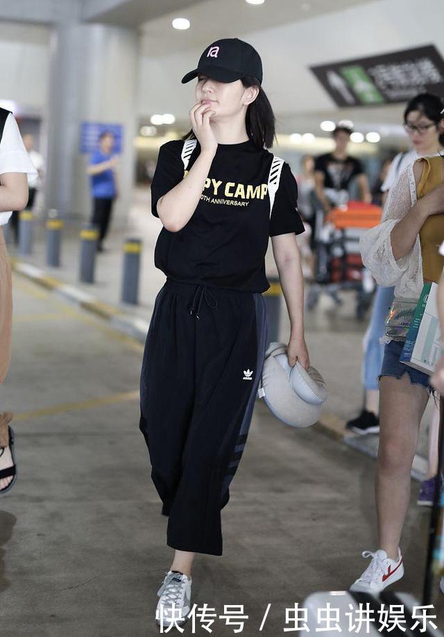 37岁谢娜现身机场，仅仅穿了一身休闲套装，就显瘦了这么多？