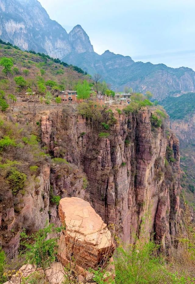 『坐落』1700米的悬崖上,坐落着中国最危险的村庄,风景绝美