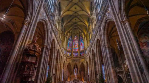 一千年才建成的这座教堂,装修富丽堂皇,素有“建筑之宝”的美誉