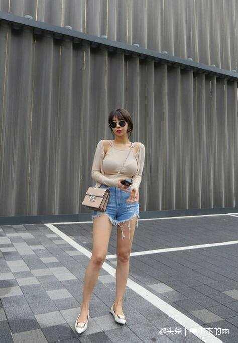 街拍:牛仔裤小姐姐走在潮流的前端,紧身更显女性时尚范!