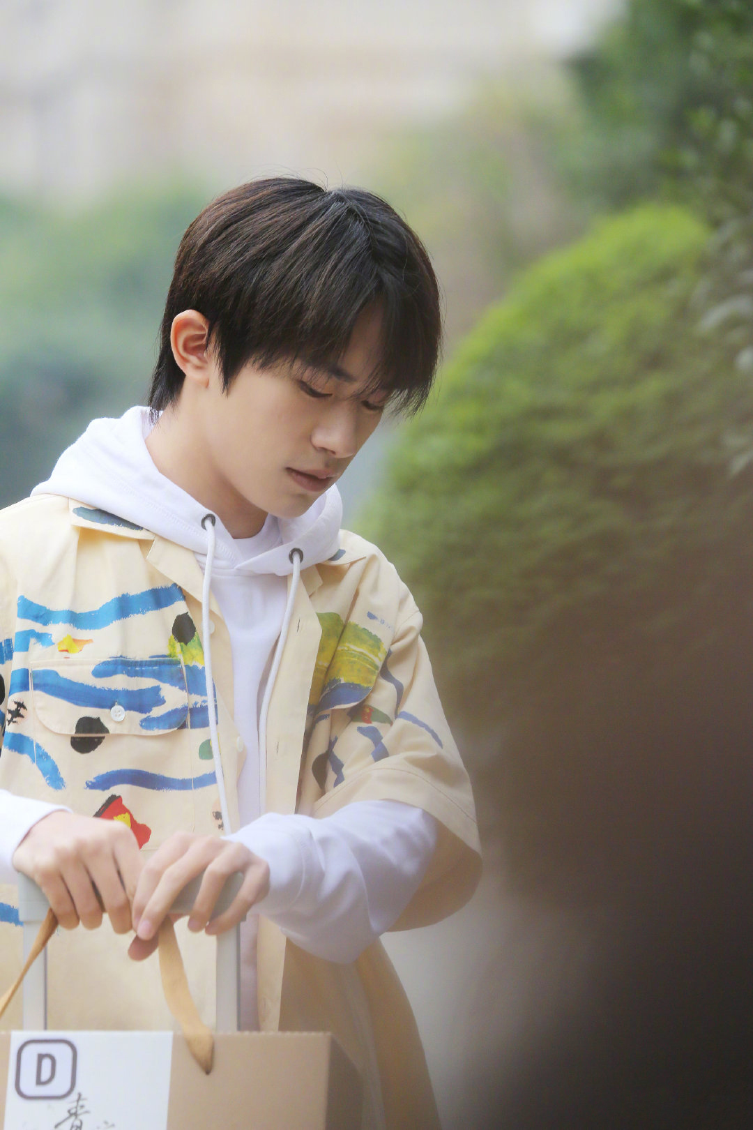 易烊千玺春晚在中央几