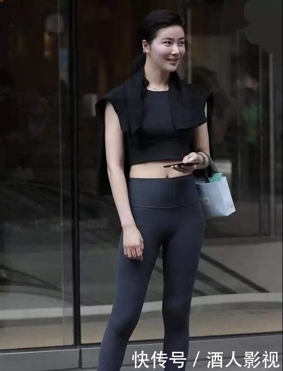  #紧身裤#刚洗完澡的美女穿紧身裤上街，火辣身材，被众人瞩目
