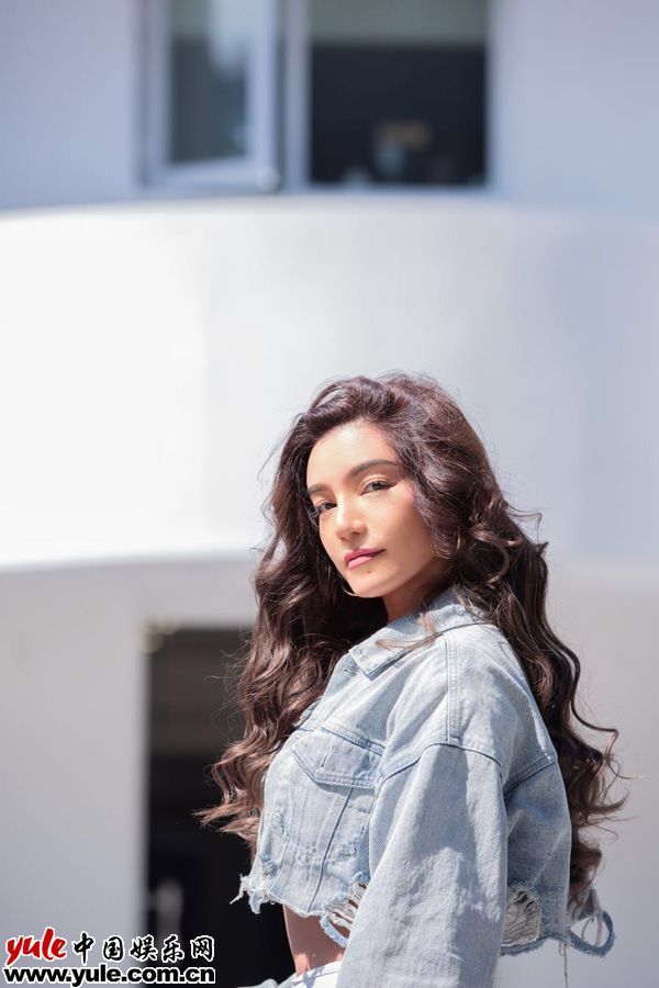 江映蓉高级美黑时尚活力 健美身材展现女性力量