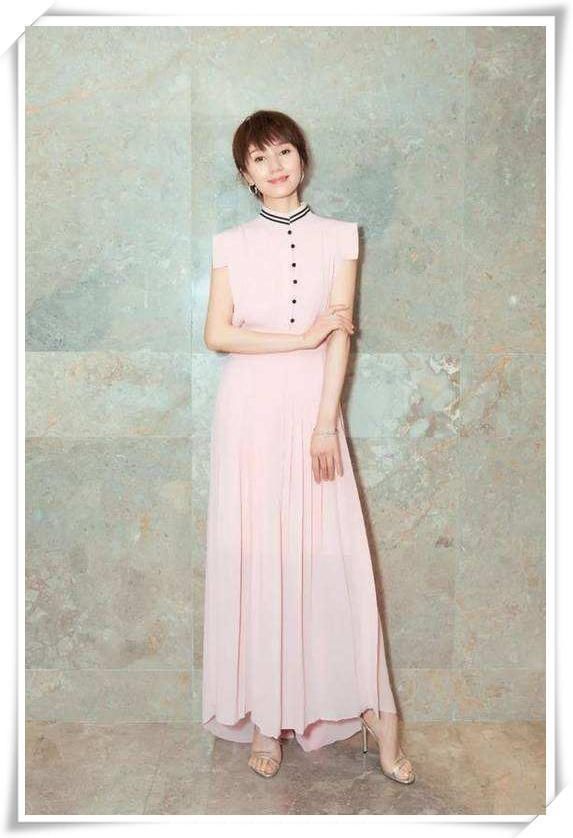 袁泉厉害！白T配仔裤完美展现简约风，网友直呼：重点都在鞋子上