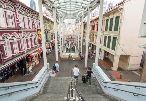 新加坡最热闹的街道，人气远不如西安永兴坊，中国游客随处可见！